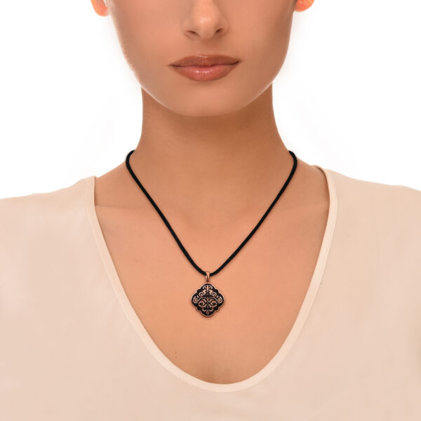 Collana smalto nero